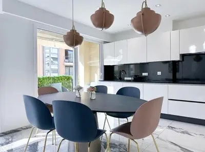 Cuisine ou kitchenette dans l'établissement Modern 3 bedroom flat with balcony