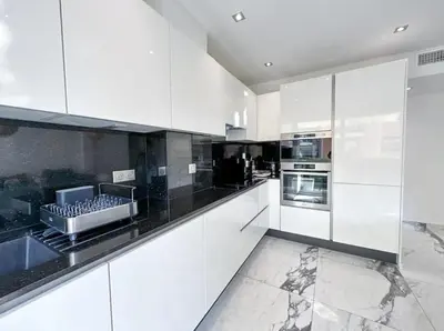 Cuisine ou kitchenette dans l'établissement Modern 3 bedroom flat with balcony
