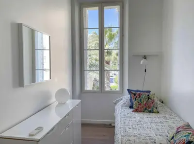 Un ou plusieurs lits dans un hébergement de l'établissement Beautifully renovated 3 bedroom apartment in the heart of Cannes