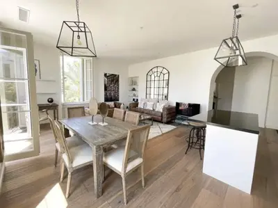 Coin salon dans l'établissement Beautifully renovated 3 bedroom apartment in the heart of Cannes