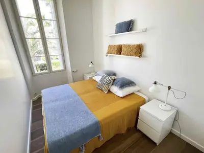 Un ou plusieurs lits dans un hébergement de l'établissement Beautifully renovated 3 bedroom apartment in the heart of Cannes