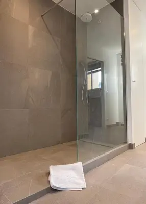 Salle de bains dans l'établissement Le Cèdre Magnifique Appartement à Cannes