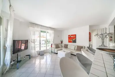 Télévision ou salle de divertissement dans l'établissement Pleasant 2 bedroom close to the center of Cannes
