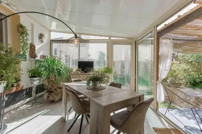 Télévision ou salle de divertissement dans l'établissement La Maison Fleurie by Halldis