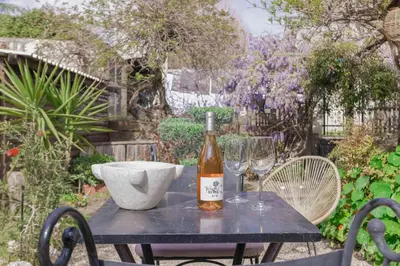 Jardin de l'établissement La Maison Fleurie by Halldis