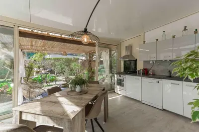 Cuisine ou kitchenette dans l'établissement La Maison Fleurie by Halldis