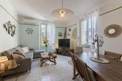 Télévision ou salle de divertissement dans l'établissement La Maison Fleurie by Halldis