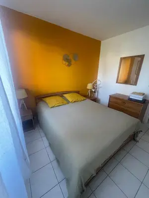 Un ou plusieurs lits dans un hébergement de l'établissement Joli appartement avec piscine