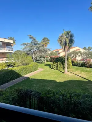 Jardin de l'établissement Joli appartement avec piscine