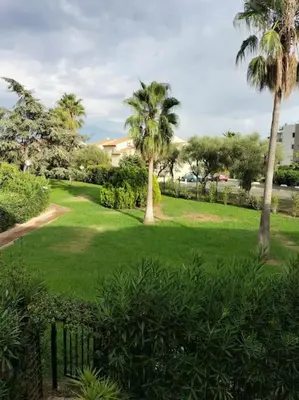 Jardin de l'établissement Joli appartement avec piscine