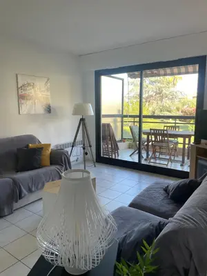 Coin salon dans l'établissement Joli appartement avec piscine