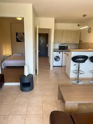 Cuisine ou kitchenette dans l'établissement Superbe 2P proche plages - Piscine