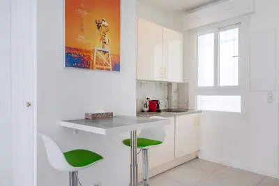 Cuisine ou kitchenette dans l'établissement Beau Studio Le Grand Palais 100m des plages