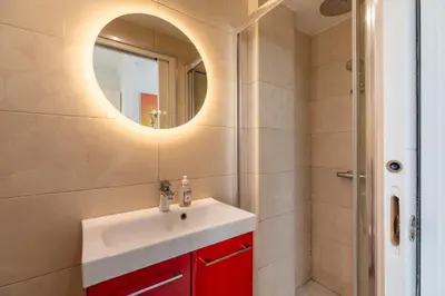 Salle de bains dans l'établissement Beau Studio Le Grand Palais 100m des plages