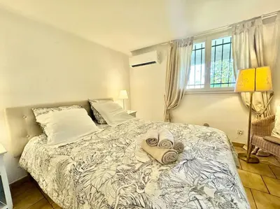 Un ou plusieurs lits dans un hébergement de l'établissement Bas de villa provençale 2 pièces avec Jardin