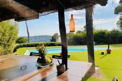 Piscine de l'établissement 06AL - Villa architecte avec piscine vue mer ou située à proximité