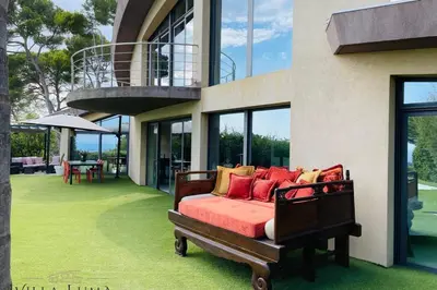 Coin salon dans l'établissement 06AL - Villa architecte avec piscine vue mer