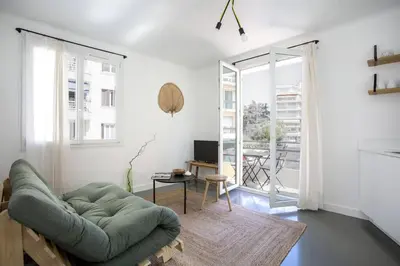 Coin salon dans l'établissement Appartement 3 pièces / proche plage / centre / clim