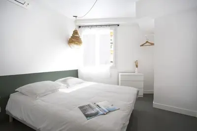 Un ou plusieurs lits dans un hébergement de l'établissement Appartement 3 pièces / proche plage / centre / clim