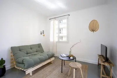 Coin salon dans l'établissement Appartement 3 pièces / proche plage / centre / clim