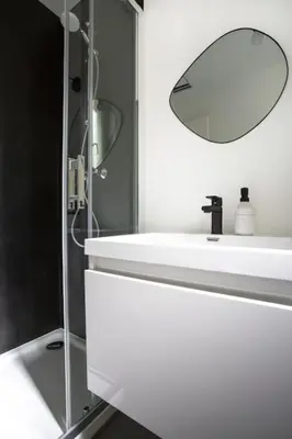 Salle de bains dans l'établissement Appartement 3 pièces / proche plage / centre / clim