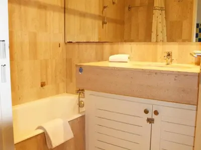 Salle de bains dans l'établissement Splendide T2 avec terrasse et garage, à 3 min de la plage, 4 couchages - FR-1-252A-120