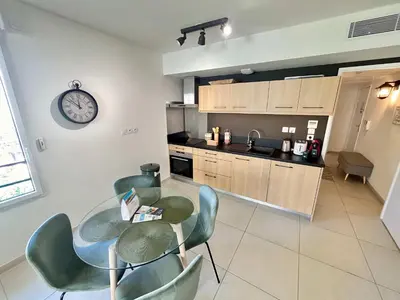 Cuisine ou kitchenette dans l'établissement B035 Magnifique appartement neuf a deux pas du centre