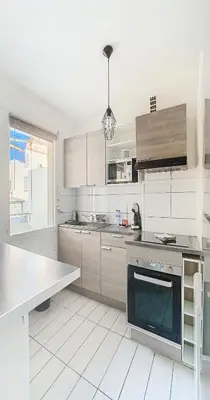 Cuisine ou kitchenette dans l'établissement Le Palladium - Studio - 10mn Palais - Climatisé