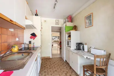 Cuisine ou kitchenette dans l'établissement Appartement vue piscine, proche mer