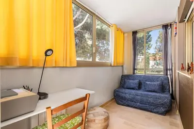 Coin salon dans l'établissement Appartement vue piscine, proche mer