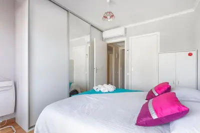Un ou plusieurs lits dans un hébergement de l'établissement Appartement vue piscine, proche mer