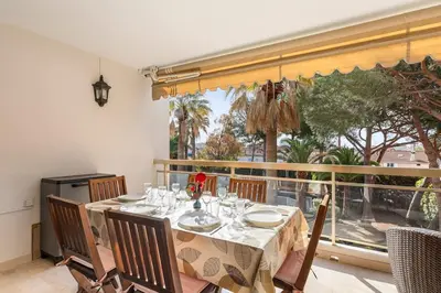 Balcon ou terrasse dans l'établissement Appartement vue piscine, proche mer