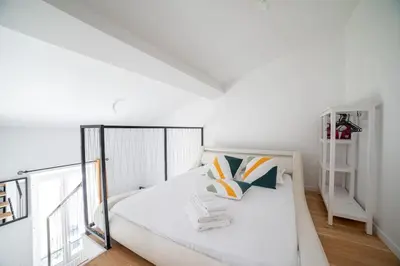 Un ou plusieurs lits dans un hébergement de l'établissement PETIT DUPLEX - Nouveau duplex central avec wifi et clim pour 2