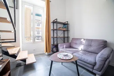 Coin salon dans l'établissement PETIT DUPLEX - Nouveau duplex central avec wifi et clim pour 2