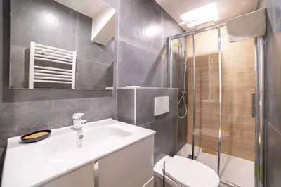 Salle de bains dans l'établissement PETIT DUPLEX - Nouveau duplex central avec wifi et clim pour 2