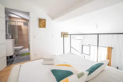 Un ou plusieurs lits dans un hébergement de l'établissement PETIT DUPLEX - Nouveau duplex central avec wifi et clim pour 2