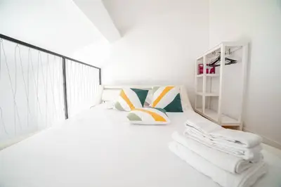 Un ou plusieurs lits dans un hébergement de l'établissement PETIT DUPLEX - Nouveau duplex central avec wifi et clim pour 2