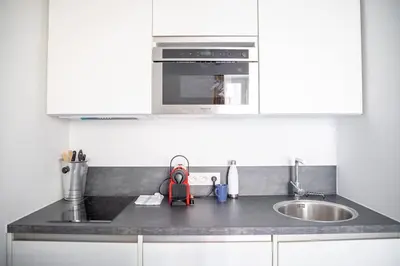 Cuisine ou kitchenette dans l'établissement PETIT DUPLEX - Nouveau duplex central avec wifi et clim pour 2