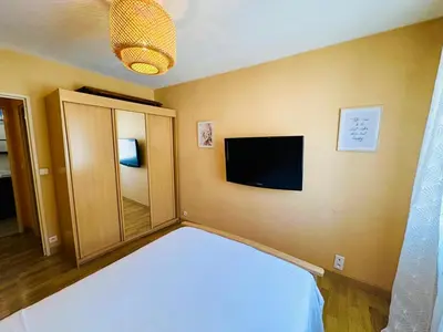 Télévision ou salle de divertissement dans l'établissement Spacieux 2 chambres 65m2 climatisé au village médiéval entre Nice et Antibes