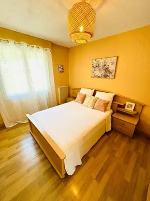 Un ou plusieurs lits dans un hébergement de l'établissement Spacieux 2 chambres 65m2 climatisé au village médiéval entre Nice et Antibes