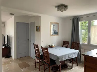 Télévision ou salle de divertissement dans l'établissement Bas de villa chez Marta