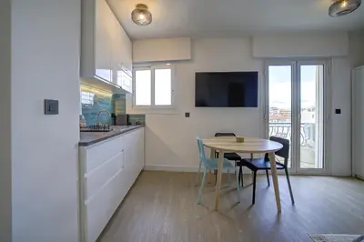 Cuisine ou kitchenette dans l'établissement Magnifique studio Le Dauphin 50m des plages