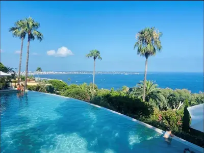Piscine de l'établissement Appart 2P Vue Mer Panoramique Cannes Eden ou située à proximité