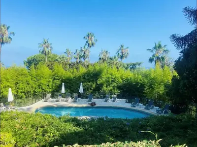 Piscine de l'établissement Appart 2P Vue Mer Panoramique Cannes Eden ou située à proximité
