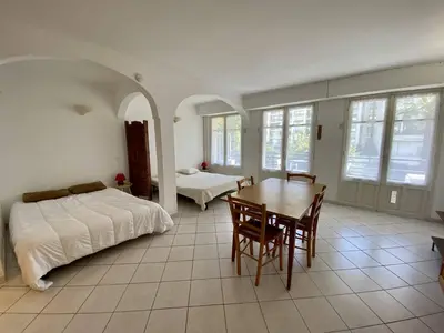 Un ou plusieurs lits dans un hébergement de l'établissement Cannes proche croisette - Studio balcon vue jardin