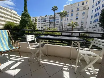 Balcon ou terrasse dans l'établissement Cannes proche croisette - Studio balcon vue jardin