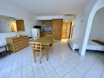 Cuisine ou kitchenette dans l'établissement Cannes proche croisette - Studio balcon vue jardin