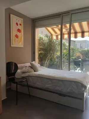 Un ou plusieurs lits dans un hébergement de l'établissement Studio rdj 24 m2 et piscine