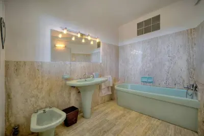 Salle de bains dans l'établissement FRGK Villa Le Petit Bois Panoramic View, Lush Garden Ultra-Fast Wi-Fi near Cannes