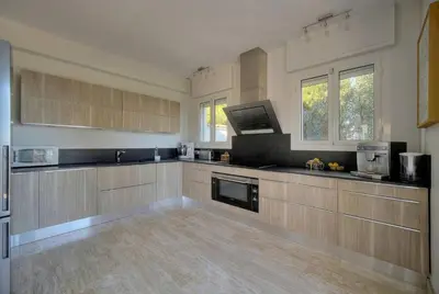 Cuisine ou kitchenette dans l'établissement FRGK Villa Le Petit Bois Panoramic View, Lush Garden Ultra-Fast Wi-Fi near Cannes